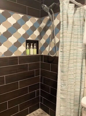 Douche, sèche-cheveux, serviettes fournies, savon