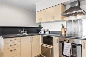 Fridge, microwave, oven, stovetop - City Lights & Stadium Nights (Christchurch)