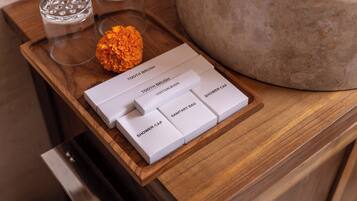 Familienvilla, Balkon, Poolblick | Badezimmer