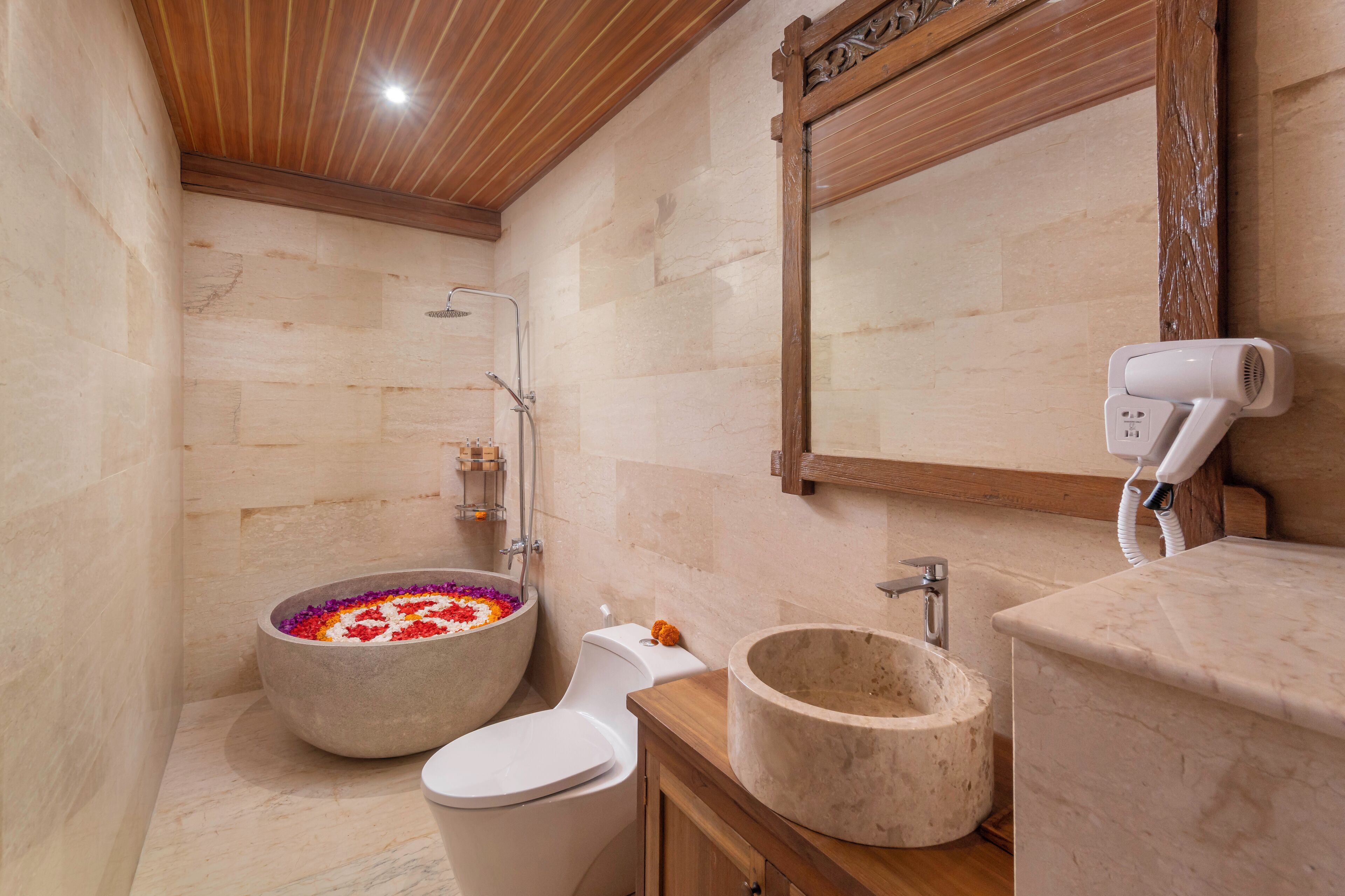 Vila família, sacada, vista para a piscina | Banheiro | Chuveiro/banheira combinados, produtos de toalete grátis, sabonete 