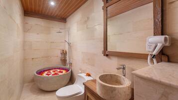 Vila família, sacada, vista para a piscina | Banheiro | Chuveiro/banheira combinados, produtos de toalete grátis, sabonete