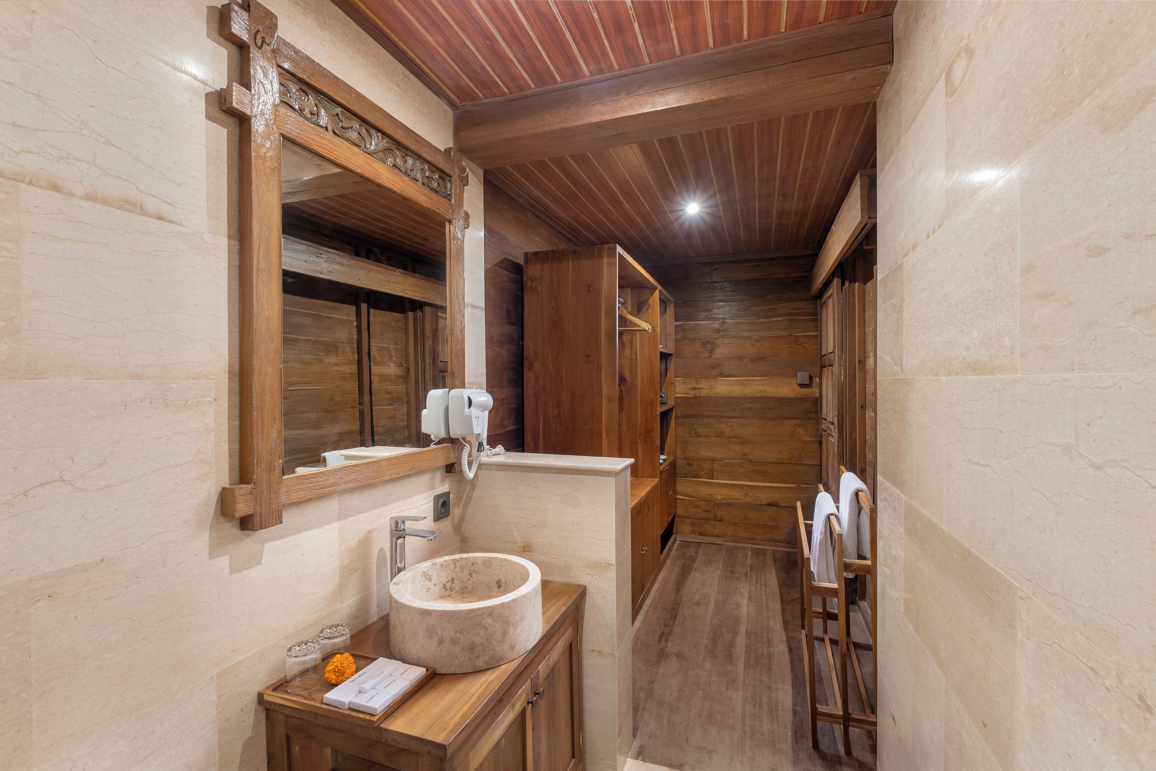 Combined shower/bathtub, free toiletries, soap, shampoo