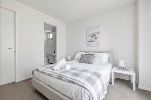 2 bedrooms, iron/ironing board, WiFi, bed sheets - Perfectly Positioned Port Melbourne (Port Melbourne)