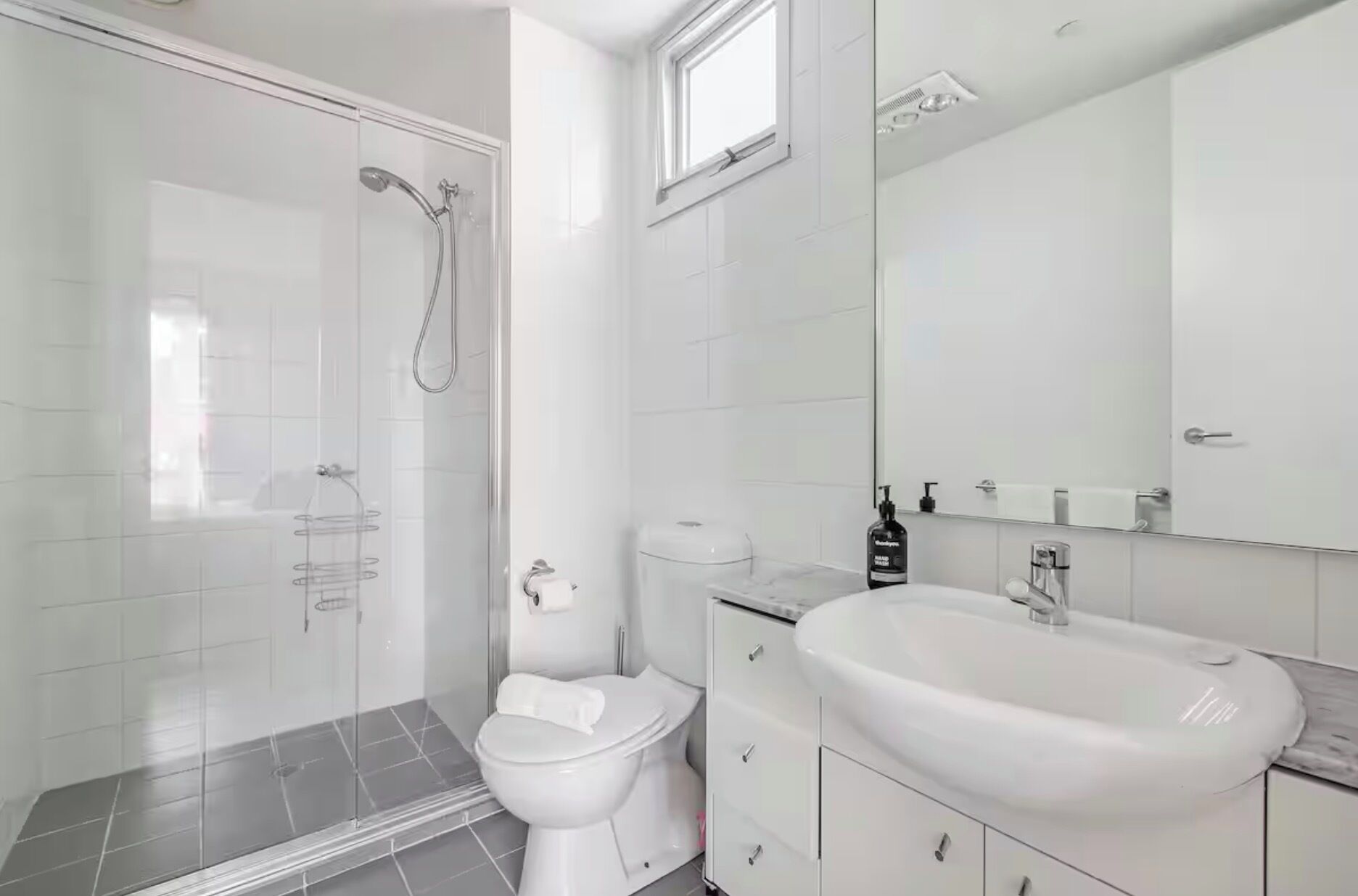 Een douche, een haardroger, handdoeken, zeep