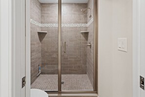 Shower, hair dryer, towels, soap - Sea Glass House – 5BR/3BA Coastal Escape Near the Beach (Ocean City)