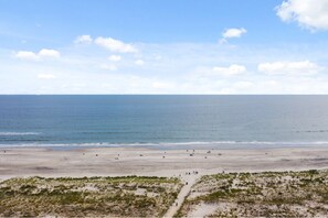 Sun-loungers, beach towels - Sea Glass House – 5BR/3BA Coastal Escape Near the Beach (Ocean City)