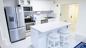 Réfrigérateur, micro-ondes, plaque de cuisson, lave-vaisselle