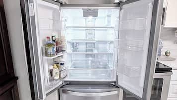 Réfrigérateur, micro-ondes, plaque de cuisson, lave-vaisselle