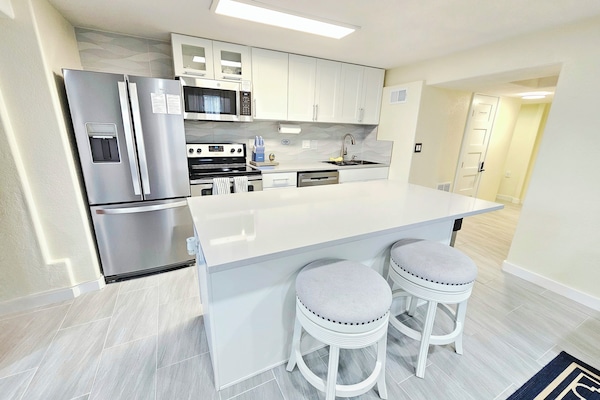 Kjøleskap, mikrobølgeovn, kokeplater og oppvaskmaskin