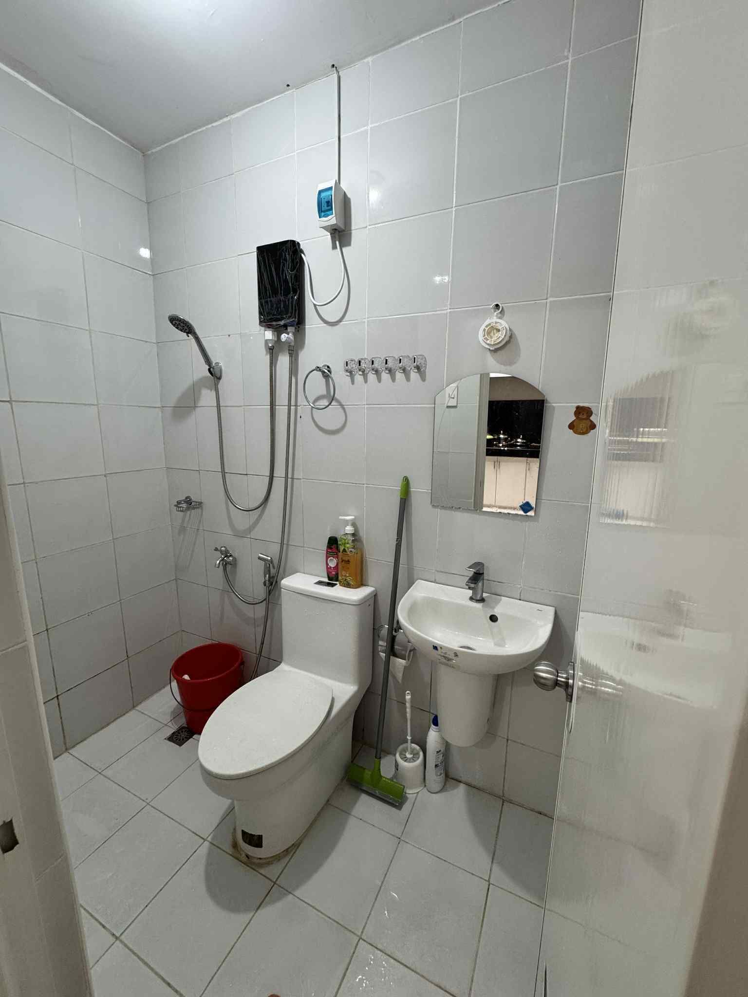 Secadora de cabello, bidet, toallas, jabón 