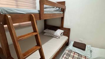 2 habitaciones, tabla de planchar con plancha, wifi y ropa de cama