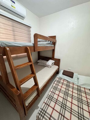 Tabla de planchar con plancha, wifi y ropa de cama 