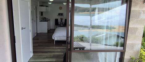 Silitysrauta/-lauta, Wi-Fi, vuodevaatteet