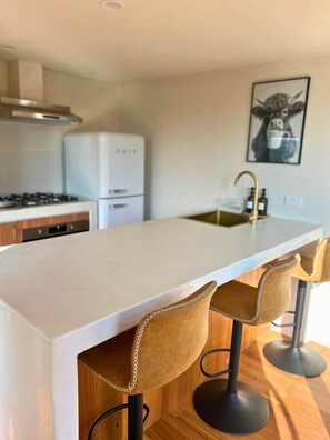 Fridge, microwave, oven, stovetop - Modern Off-Grid Tiny House, Rylstone (Pinnacle Swamp)