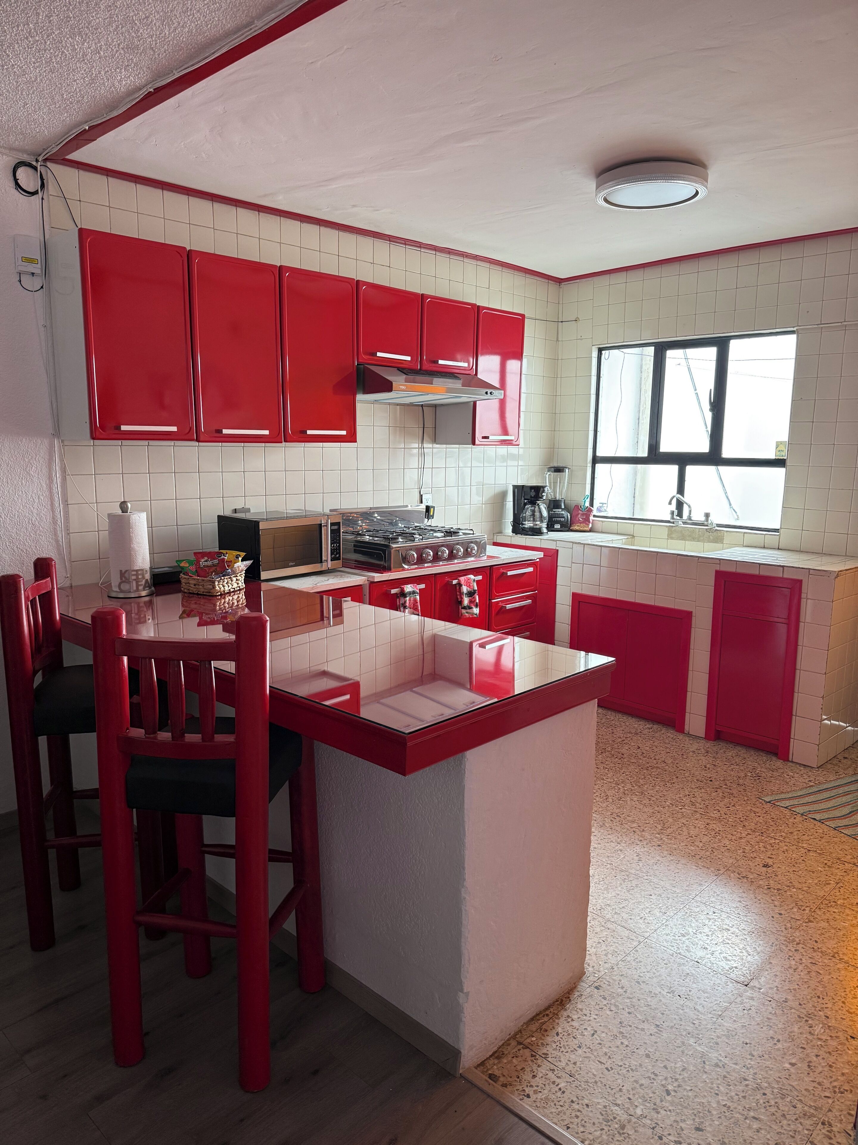 Micro-ondes, four, lave-vaisselle, cafetière/bouilloire