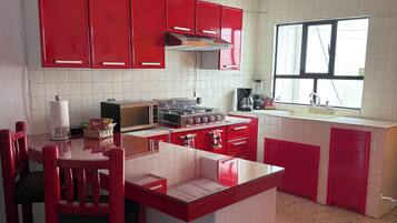 Micro-ondes, four, lave-vaisselle, cafetiĂšre/bouilloire