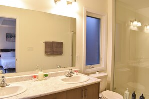 Dusche, Haartrockner, Bidet, Handtücher