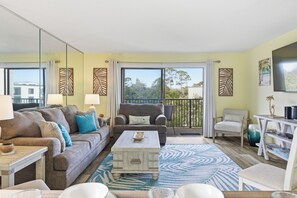 Smart TV, books - Island Vibes Villa, Spacious 3BR, 3 balconies, Enhanced Wi-Fi, near Coligny (Hilton Head Island)
