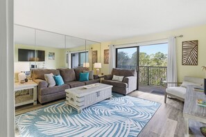 Smart TV, books - Island Vibes Villa, Spacious 3BR, 3 balconies, Enhanced Wi-Fi, near Coligny (Hilton Head Island)