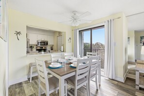 Dining - Island Vibes Villa, Spacious 3BR, 3 balconies, Enhanced Wi-Fi, near Coligny (Hilton Head Island)