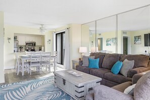Smart TV, books - Island Vibes Villa, Spacious 3BR, 3 balconies, Enhanced Wi-Fi, near Coligny (Hilton Head Island)