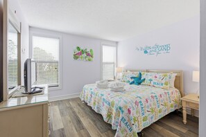 3 bedrooms, iron/ironing board, travel cot, free WiFi - Island Vibes Villa, Spacious 3BR, 3 balconies, Enhanced Wi-Fi, near Coligny (Hilton Head Island)