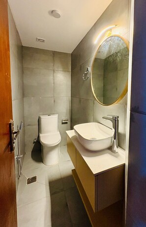 Dusche, Haartrockner, Handtücher, Seife