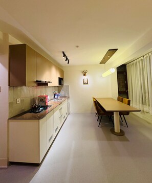 Fridge, microwave, stovetop, coffee/tea maker - Peaceful,fully furnished 1BHK service apartment near patan Durbar square with AC (Lalitpur)