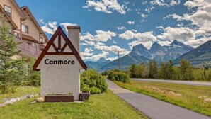 Schild für Canmore mit Bergpanorama.