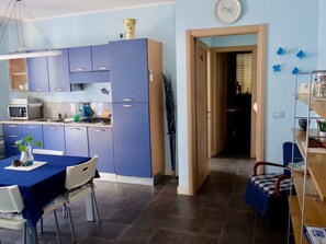Réfrigérateur, micro-ondes, batterie de cuisine, vaisselle et ustensiles
