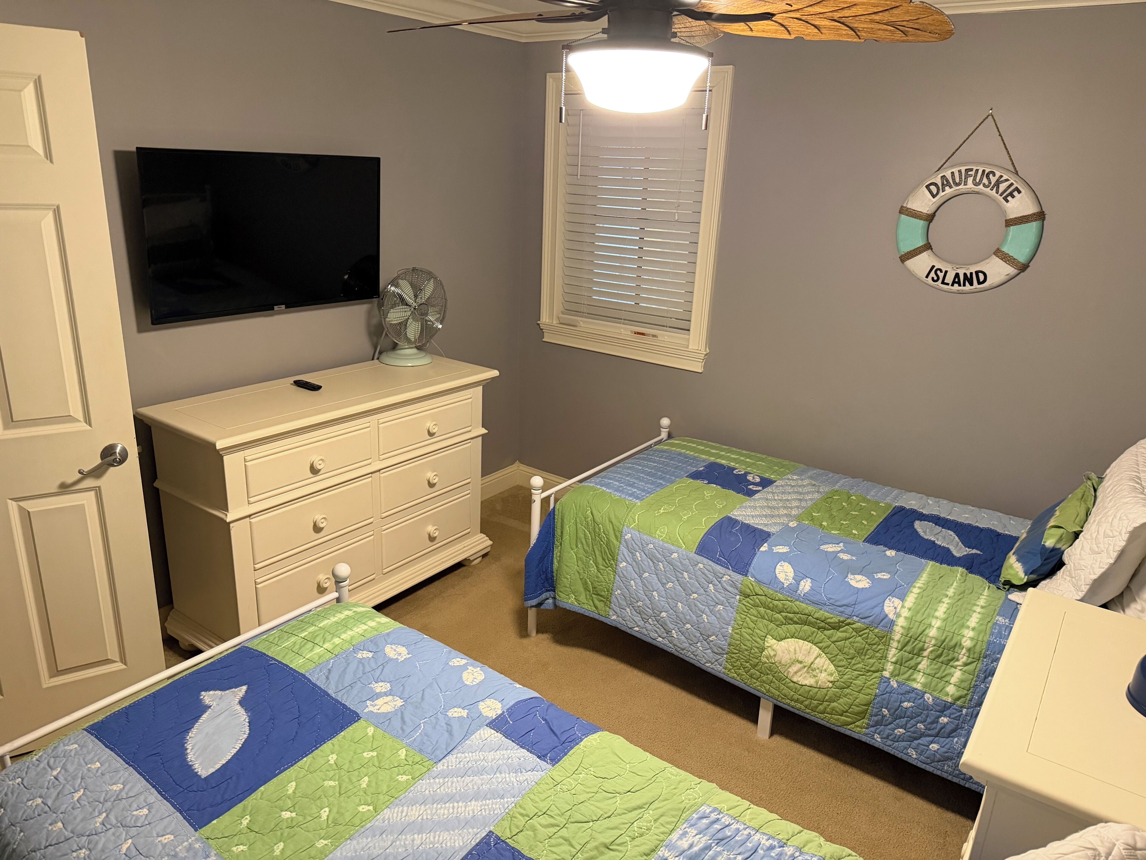 3 habitaciones, tabla de planchar con plancha, internet y ropa de cama 