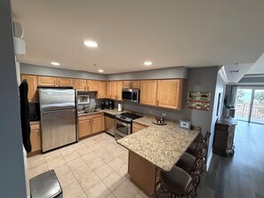 Microwave, oven, stovetop, dishwasher - Ocean Breeze-Spacious Condo Overlooking Ocean! (Daufuskie Island)