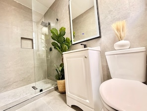 Standard Quadruple Room | Bathroom