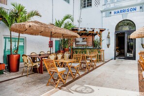 Outdoor dining - Hotel Harrison On The Beach (Miami Beach)
