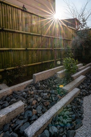 Premium kamer, niet-roken (with Garden) | Verduisterende gordijnen, een strijkplank/strijkijzer