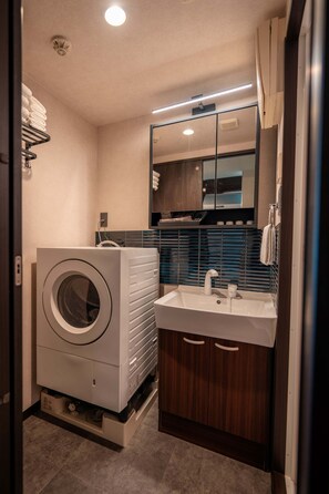 Vòi sen/bồn tắm kết hợp, máy sấy tóc, dép đi trong nhà, khăn tắm 