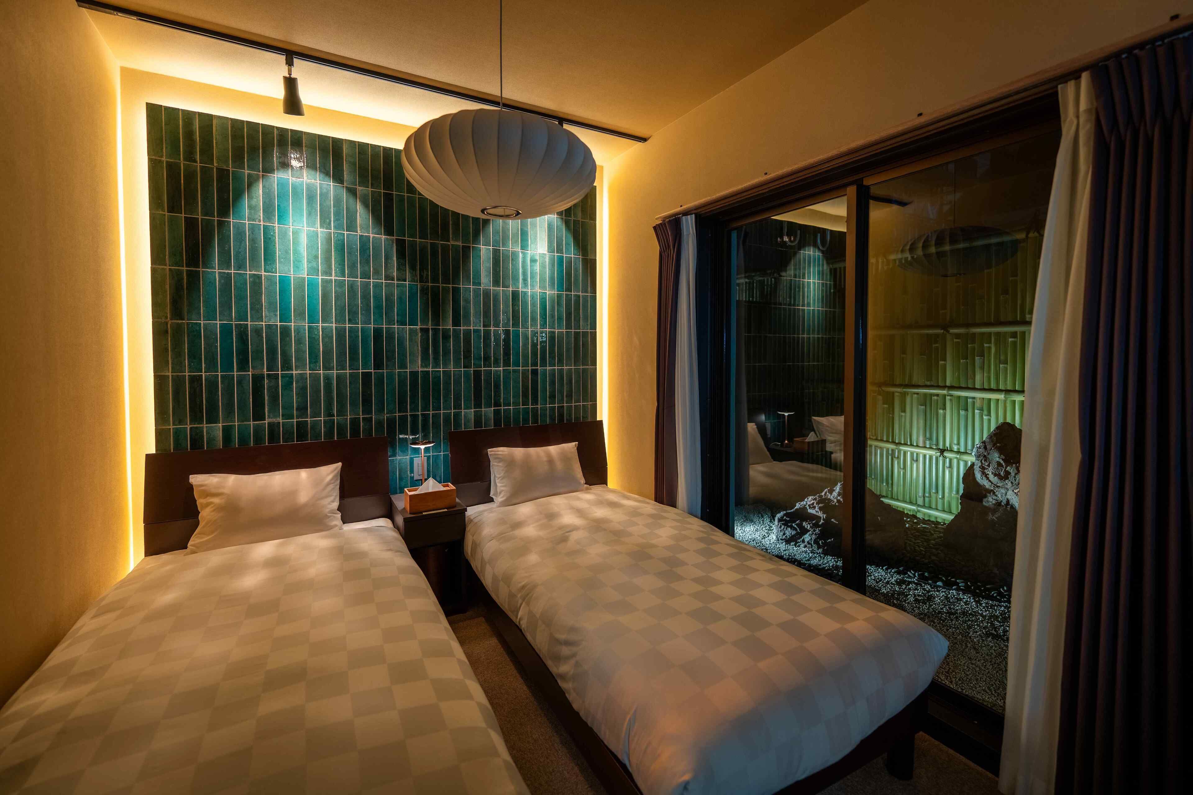 プレミアムルーム ガーデン付き 禁煙 | 遮光カーテン、アイロン / アイロン台