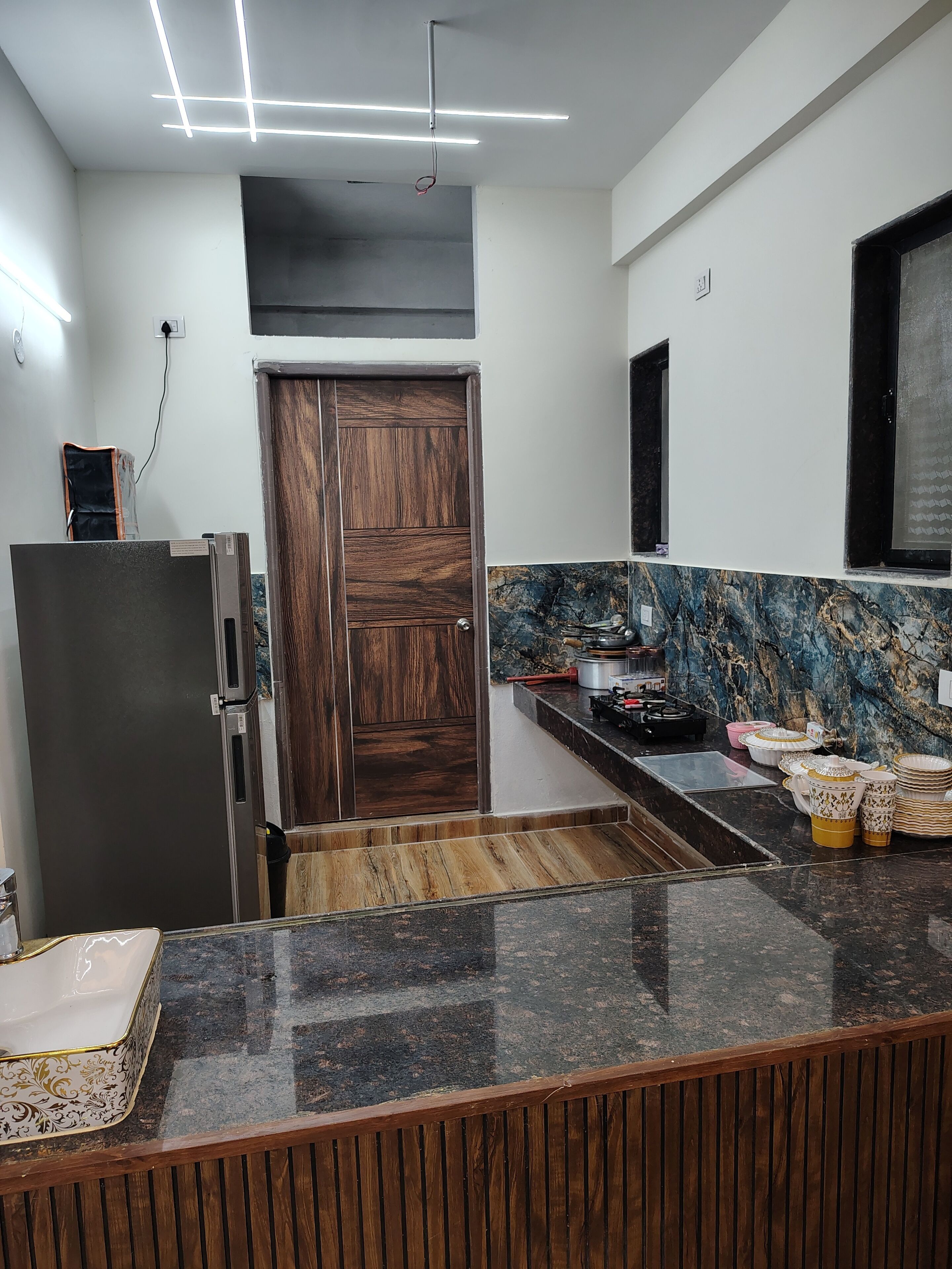 Réfrigérateur, micro-ondes, plaque de cuisson