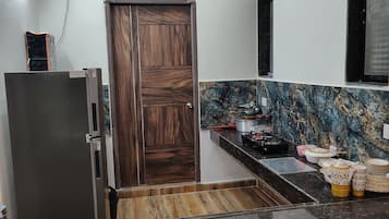 Réfrigérateur, micro-ondes, plaque de cuisson