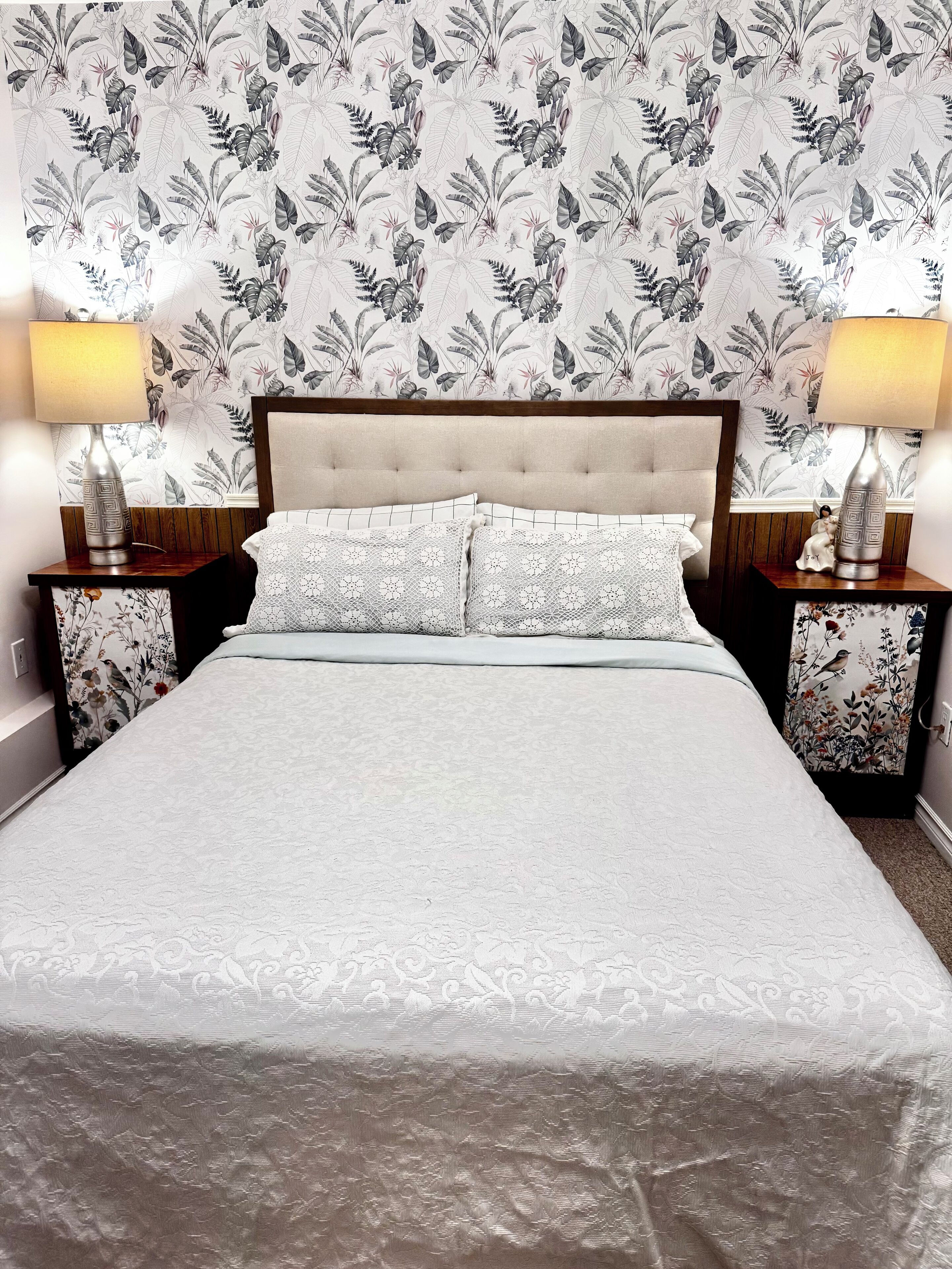 Een strijkplank/strijkijzer, wifi, beddengoed