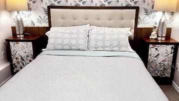 Een strijkplank/strijkijzer, wifi, beddengoed