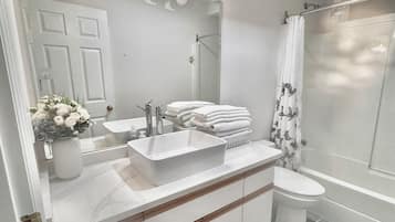 Haartrockner, Handtücher, Seife, Toilettenpapier