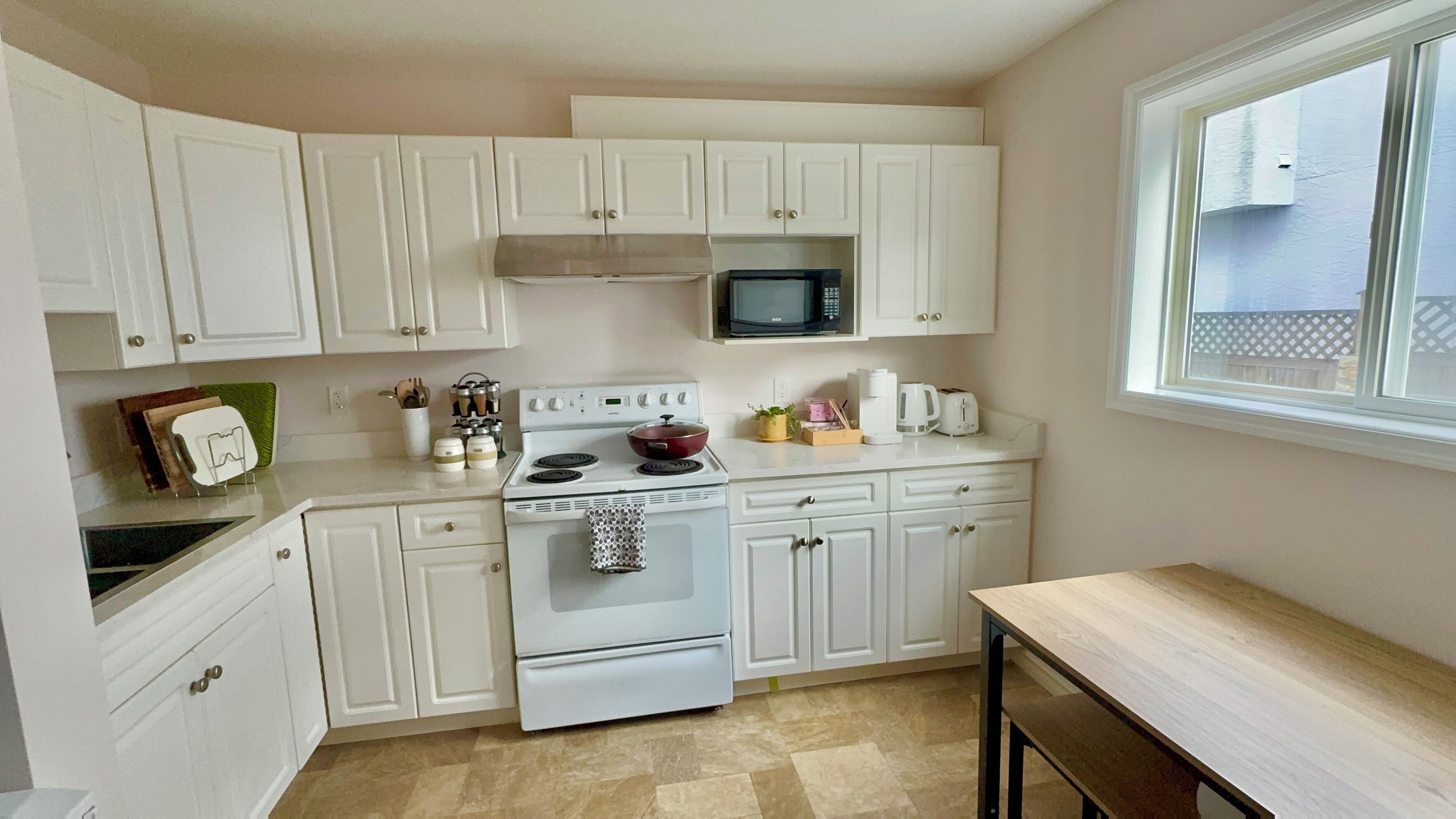 Een microgolfoven, een oven, een kookplaat