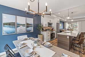 Coffee/tea maker, fridge, microwave, oven - Classic Modern 4BR Nearby DT with Hot tub & Pool (Canmore)