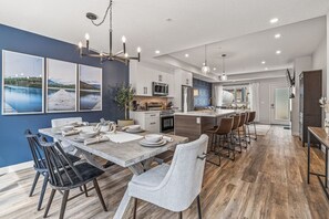 Dining - Classic Modern 4BR Nearby DT with Hot tub & Pool (Canmore)