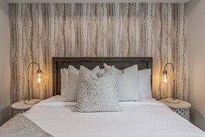 4 bedrooms, iron/ironing board, free WiFi, bed sheets - Classic Modern 4BR Nearby DT with Hot tub & Pool (Canmore)