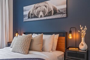 4 bedrooms, iron/ironing board, free WiFi, bed sheets - Classic Modern 4BR Nearby DT with Hot tub & Pool (Canmore)