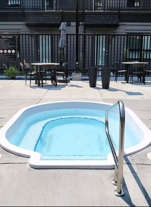 Terrace/patio - Classic Modern 4BR Nearby DT with Hot tub & Pool (Canmore)
