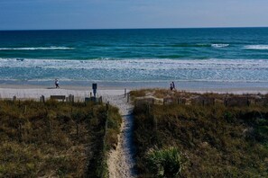 Playa en los alrededores, windsurf, kayaks y paseos en botes de motor 