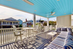 Outdoor dining - Luxury Home, Dog Friendly, Ocean Views, Steps to the Ocean and Downtown Wrightsville Beach (Wrightsville Beach)